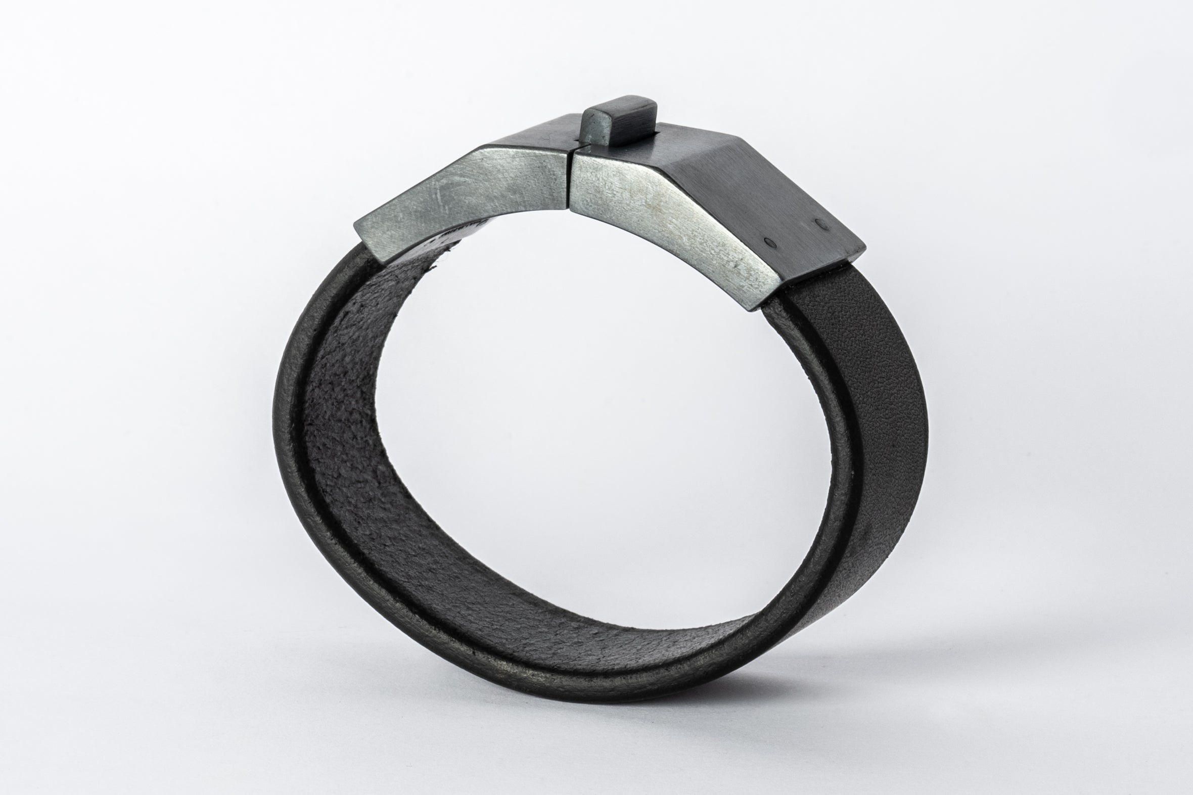Box Lock Bracelet (Facet, Narrow, BLK+KAS)