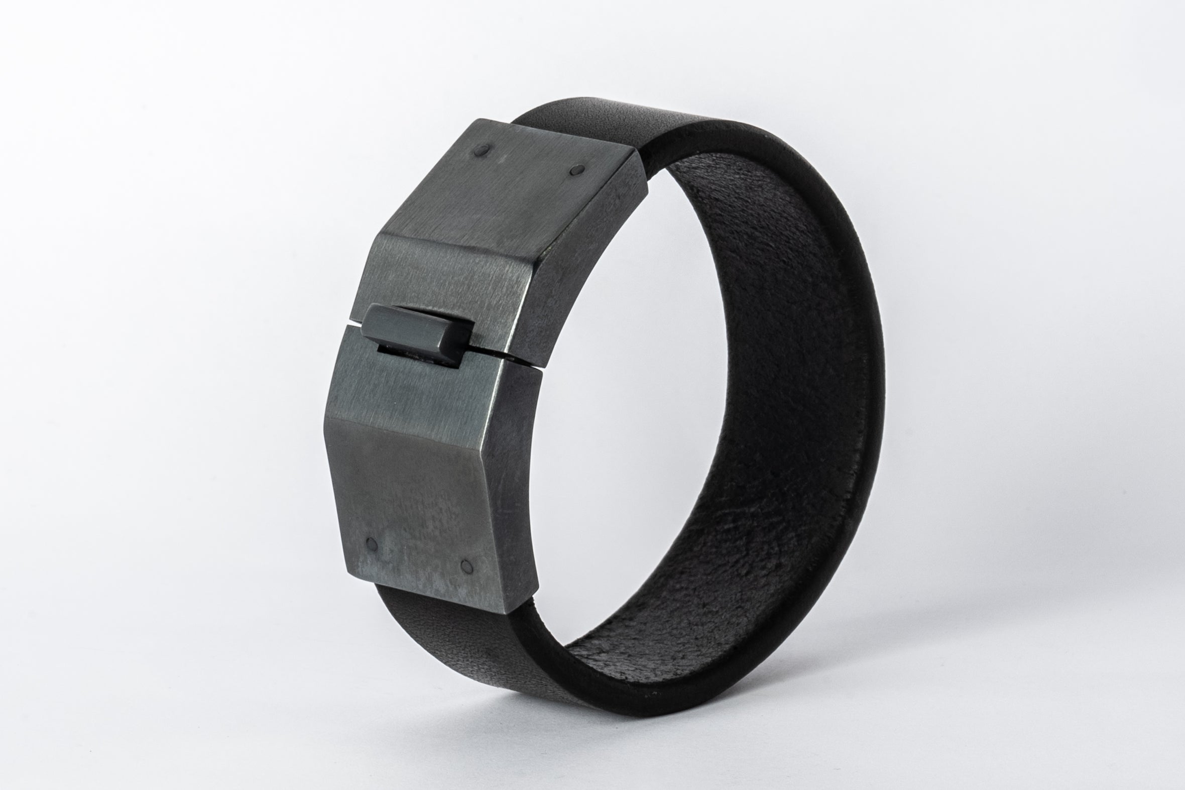 Box Lock Bracelet (Facet, Narrow, BLK+KAS)