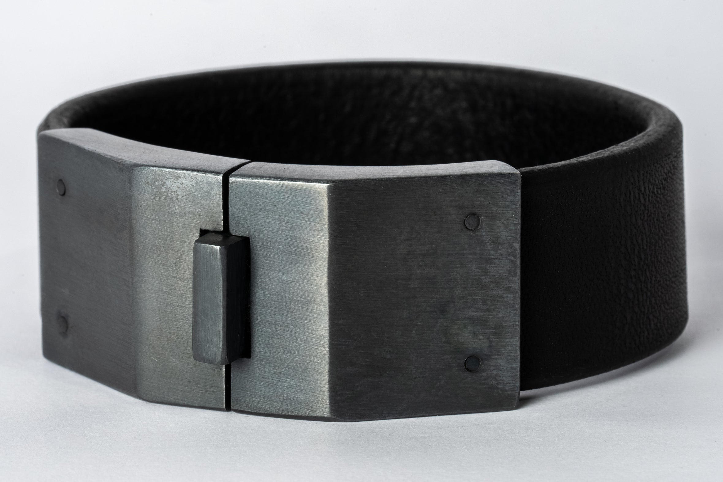 Box Lock Bracelet (Facet, Narrow, BLK+KAS)