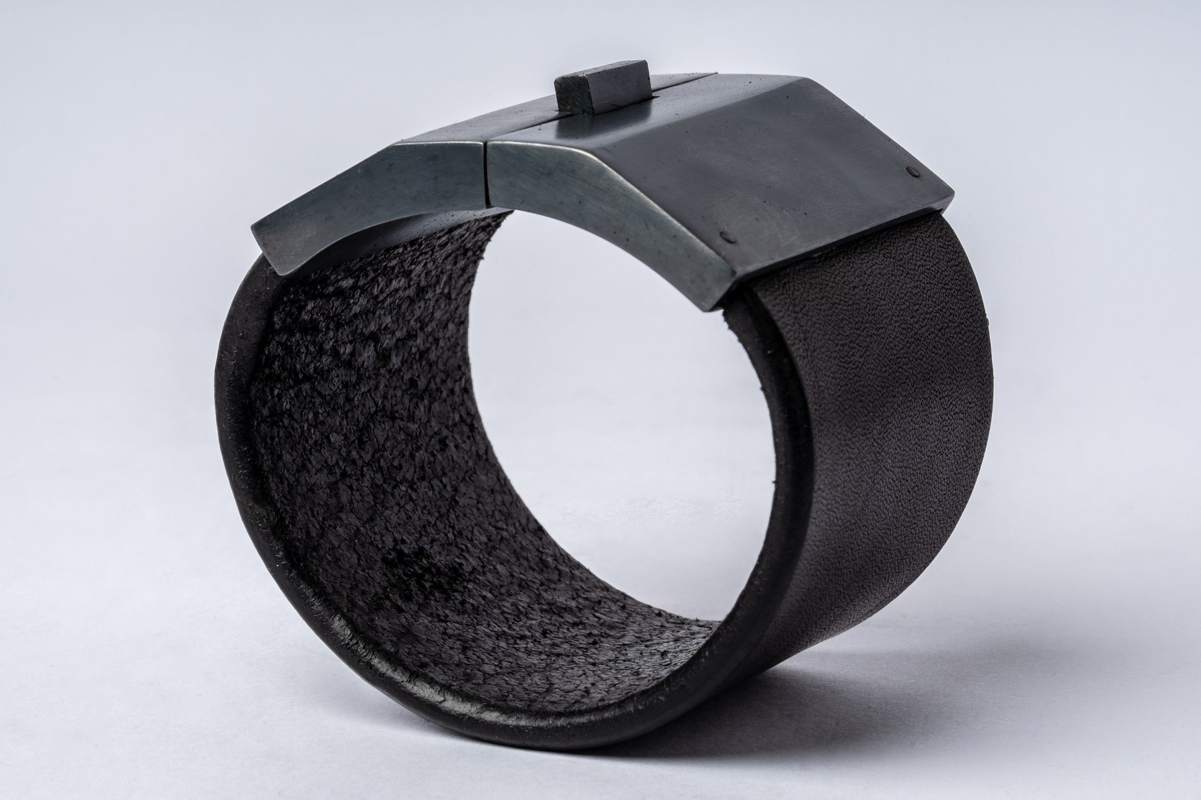 Box Lock Bracelet (Facet, Wide, BLK+KAS)