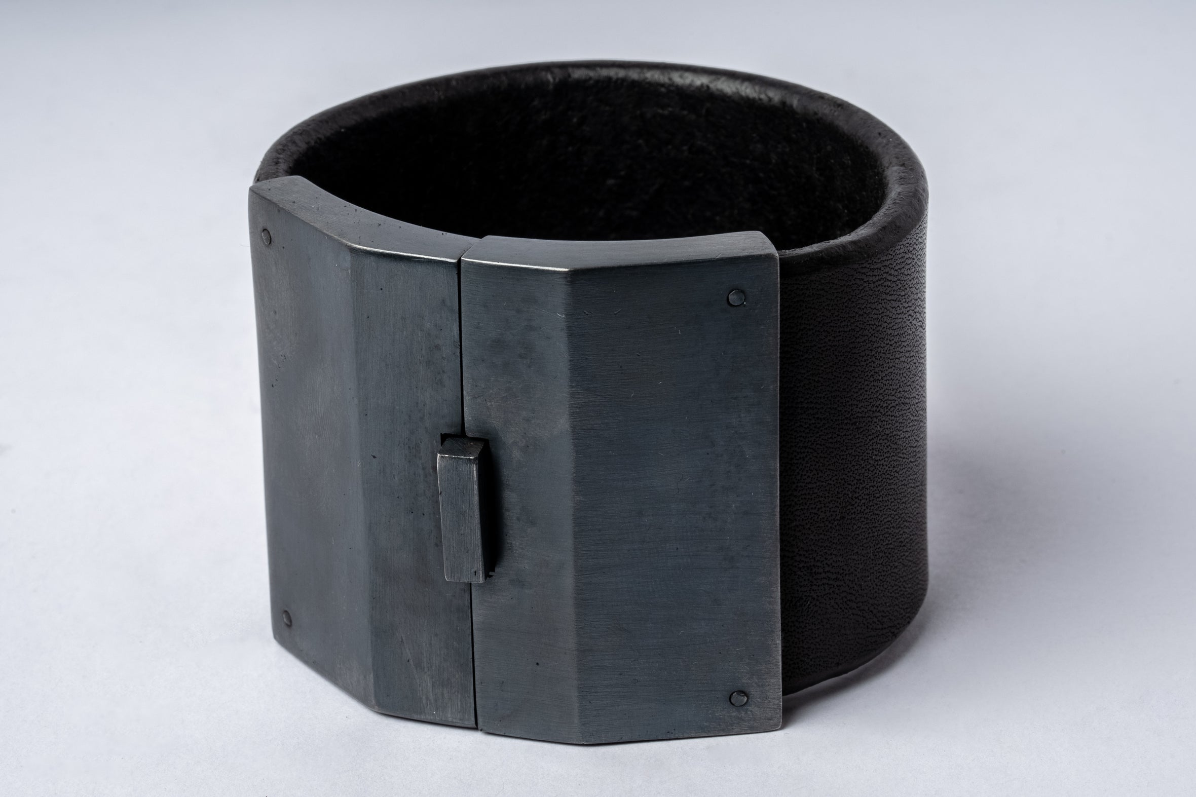 Box Lock Bracelet (Facet, Wide, BLK+KAS)