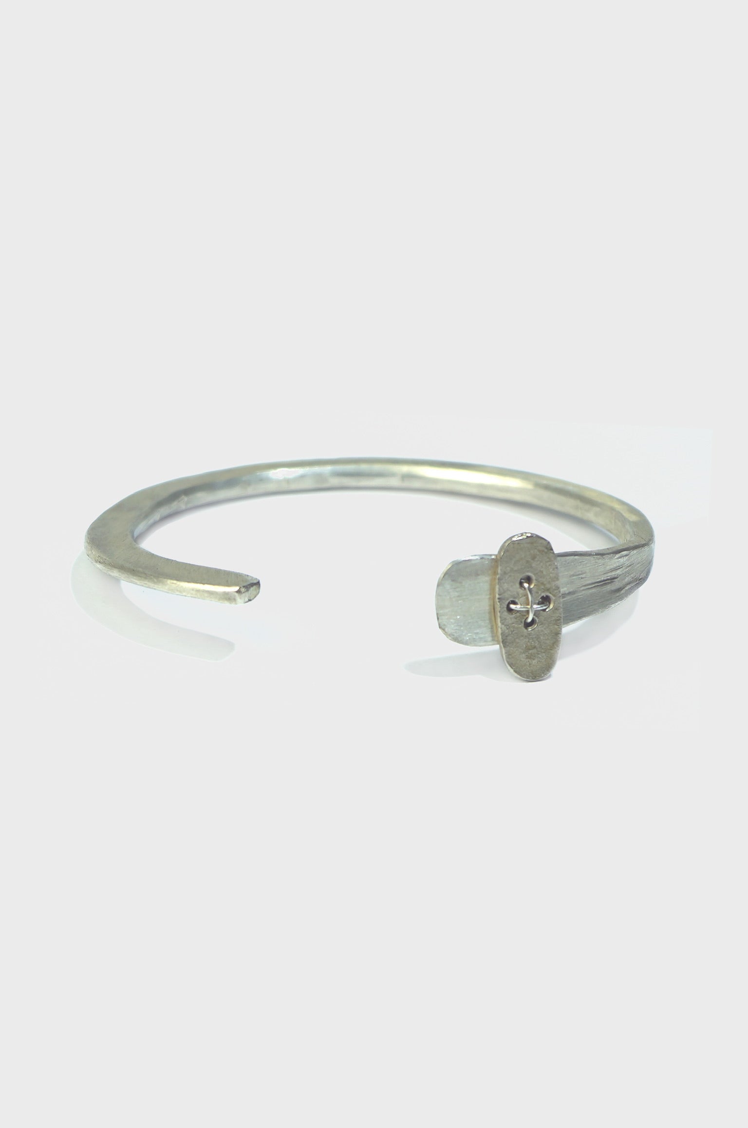 BUTTON TIP SILVER BANGLE