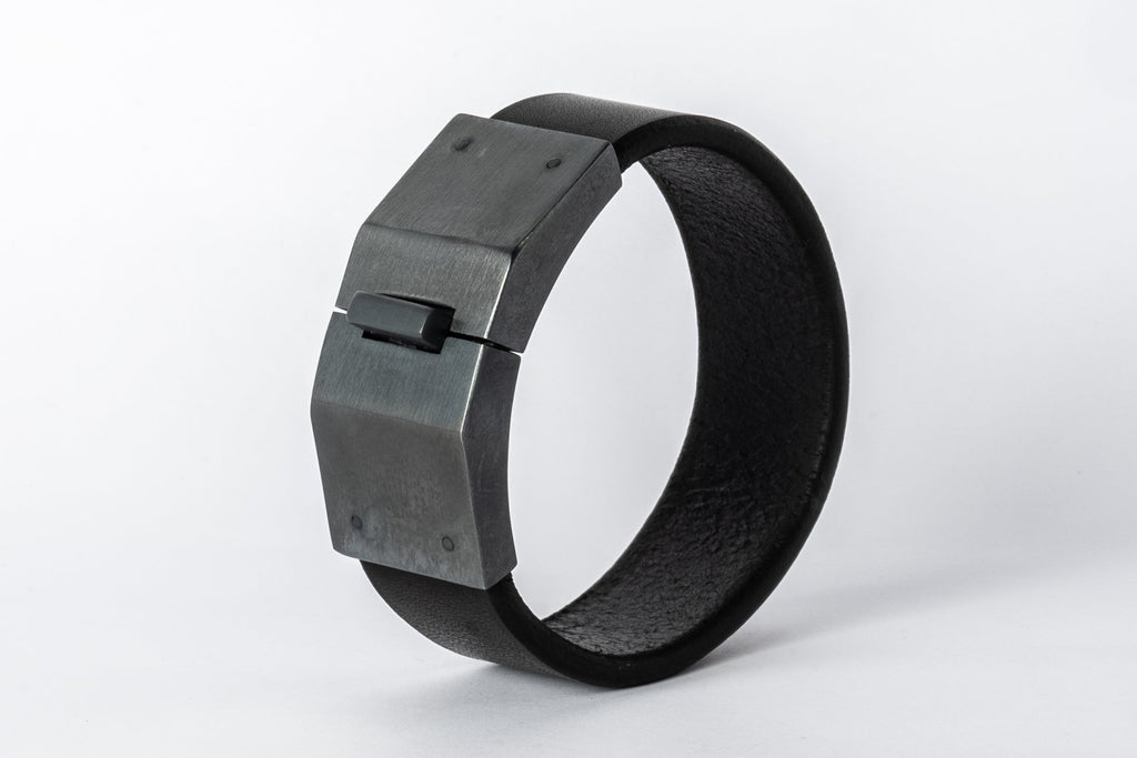 Box Lock Bracelet (Facet, Narrow, BLK+KAS)
