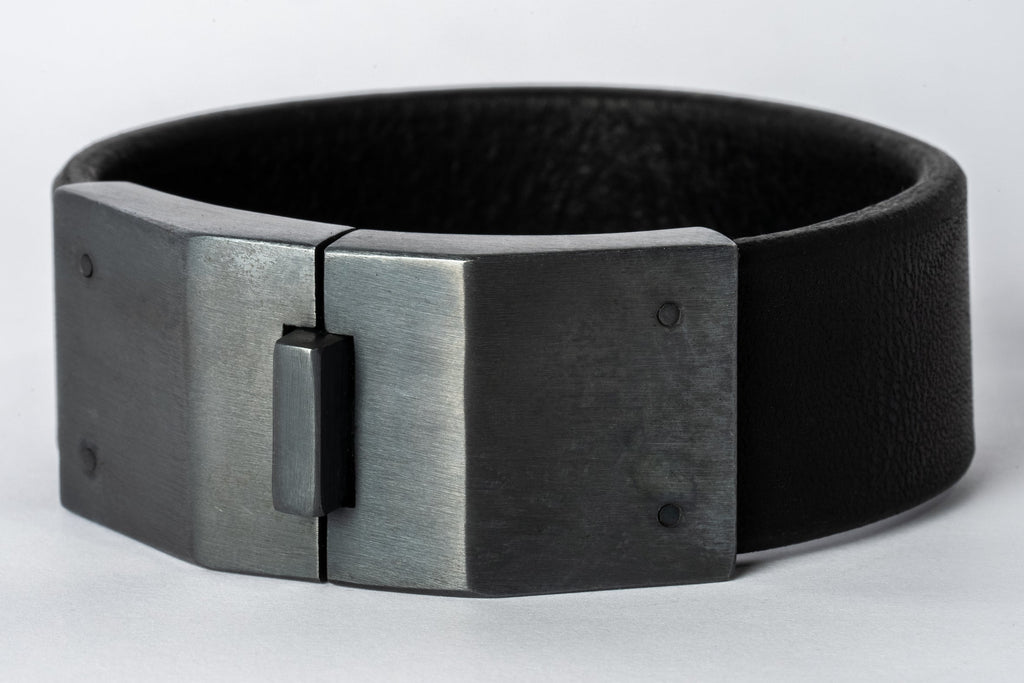 Box Lock Bracelet (Facet, Narrow, BLK+KAS)